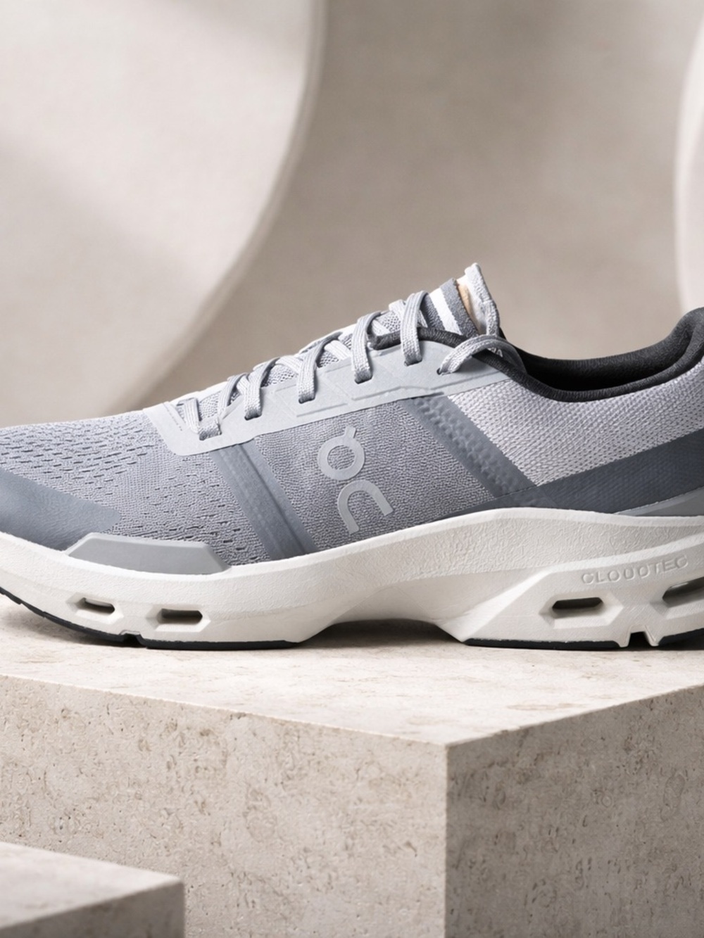 On Running Cloud Pulse Men's size 9.5  Light Gray Athletic Running Shoes